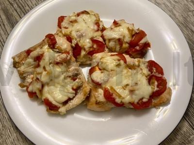 Kepta lašiša su vyšniniais pomidorais ir suluguni sūriu pagrindine nuotrauka