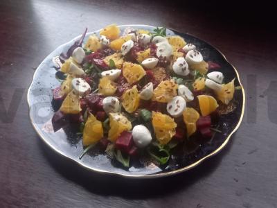 Vitaminų salotas su rukola ir apelsinu pagrindine nuotrauka