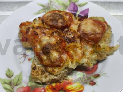 Kalakutienos kotletai su daržovėmis vakarienei pagrindine nuotrauka