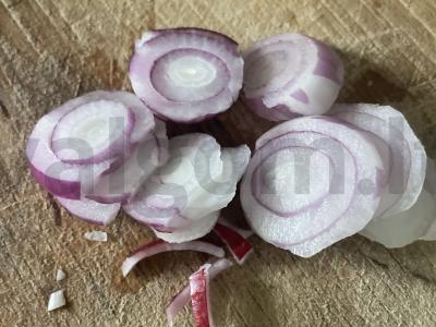 Salotas „Rozam“ su raudonuoju svogūnu Žingsnis 1