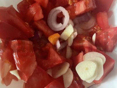 Salotas „Rozam“ su raudonuoju svogūnu Žingsnis 4