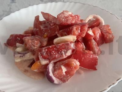 Salotas „Rozam“ su raudonuoju svogūnu pagrindine nuotrauka