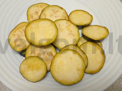 Baklažanai su migdolų įdaru ir geltonais pomidorais Žingsnis 1