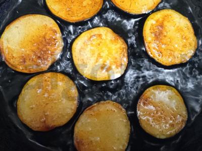 Baklažanai su migdolų įdaru ir geltonais pomidorais Žingsnis 2