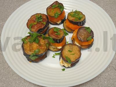 Baklažanai su migdolų įdaru ir geltonais pomidorais pagrindine nuotrauka