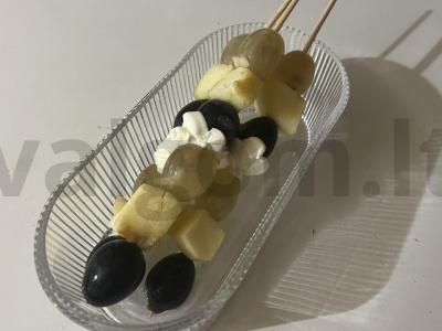 Vaisių užkandis su varškės sūriu ant iešmelių pagrindine nuotrauka