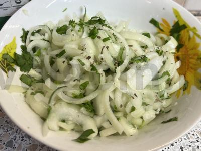 Marinuoti svogūnai su žolelėmis pagrindine nuotrauka