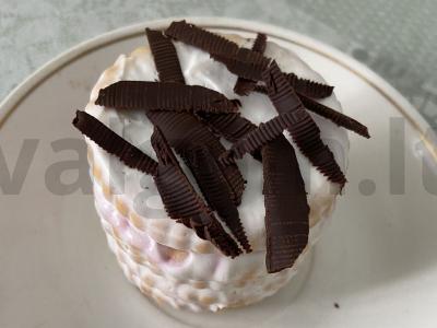 Graikiško jogurto ir nesaldžių krekerių pyragaitis pagrindine nuotrauka