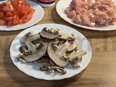 Spagečiai su vištiena ir grybais grietinėlės-varškės padaže Žingsnis 1