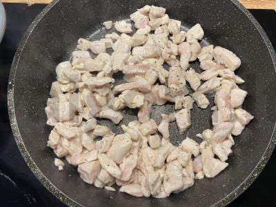 Spagečiai su vištiena ir grybais grietinėlės-varškės padaže Žingsnis 2