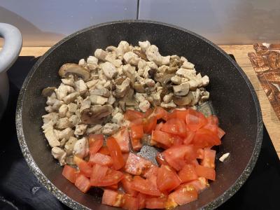 Spagečiai su vištiena ir grybais grietinėlės-varškės padaže Žingsnis 4