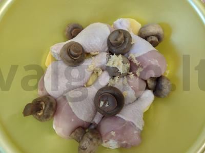 Vištienos blauzdelės su bulvėmis ir grybais orkaitėje Žingsnis 4