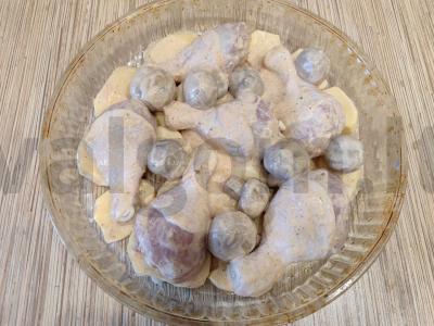 Vištienos blauzdelės su bulvėmis ir grybais orkaitėje Žingsnis 12