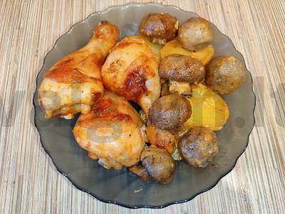 Vištienos blauzdelės su bulvėmis ir grybais orkaitėje pagrindine nuotrauka