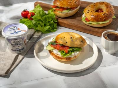 Bagelis su lašiša ir sūriu pagrindine nuotrauka