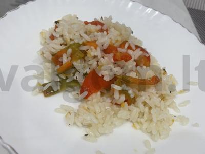 Ryžiai, garinti su paprika ir morkomis pagrindine nuotrauka