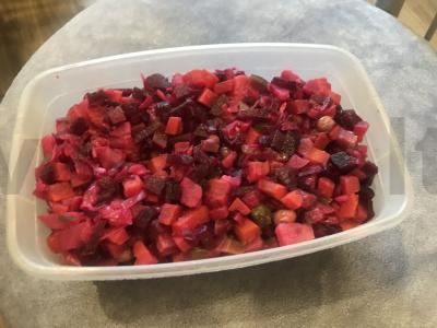 Virti daržovių vinigretas su raudonuoju svogūnu pagrindine nuotrauka