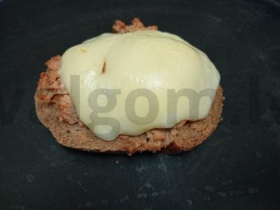 Karštas sumuštinis su kepenų paštetu ir sūriu Žingsnis 7