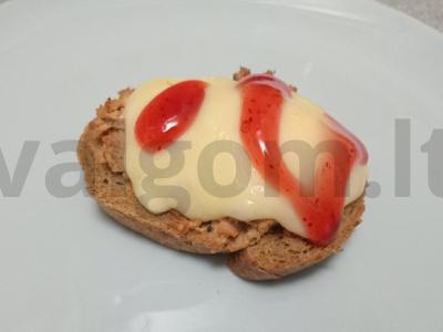 Karštas sumuštinis su kepenų paštetu ir sūriu pagrindine nuotrauka