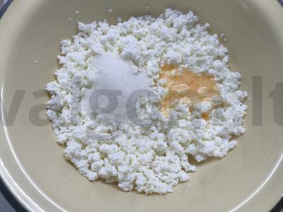 Sūrio blynai su džiovintomis abrikosais pusryčiams Žingsnis 1