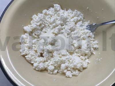 Sūrio blynai su džiovintomis abrikosais pusryčiams Žingsnis 2