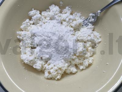 Sūrio blynai su džiovintomis abrikosais pusryčiams Žingsnis 3