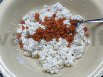 Sūrio blynai su džiovintomis abrikosais pusryčiams Žingsnis 4