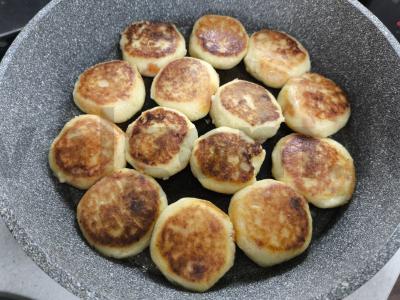 Sūrio blynai su džiovintomis abrikosais pusryčiams Žingsnis 7