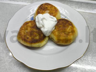 Sūrio blynai su džiovintomis abrikosais pusryčiams pagrindine nuotrauka