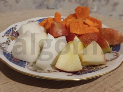 Šviežiai spaustos morkų, obuolių ir daikonų sultys Žingsnis 2