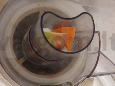 Šviežiai spaustos morkų, obuolių ir daikonų sultys Žingsnis 3