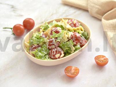 Salotas su pomidorais ir sūriu pagrindine nuotrauka