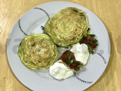 Kopūstų steikai su prieskoniais pagrindine nuotrauka