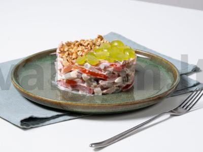 Salotas „Išskirtinis“ su graikiniais riešutais ir karbonaidu pagrindine nuotrauka