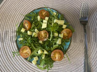 Salotos su rukola ir sūriu pusryčiams pagrindine nuotrauka