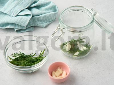 Sūdyti agurkai mineraliniame vandenyje Žingsnis 1