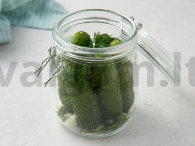 Sūdyti agurkai mineraliniame vandenyje Žingsnis 2