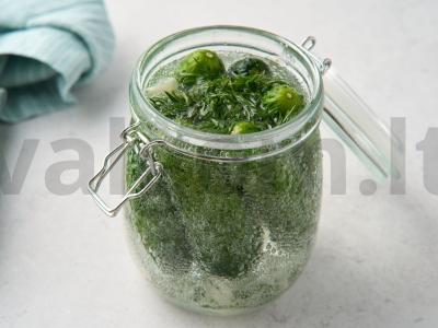 Sūdyti agurkai mineraliniame vandenyje Žingsnis 4