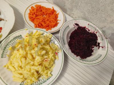 Klasikinis „Silkė po kailiu“ salotas Žingsnis 2