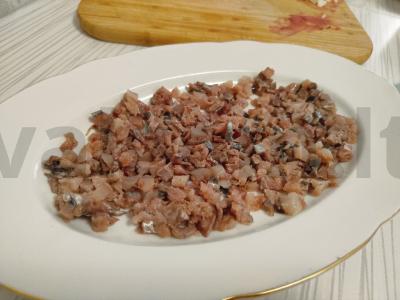 Klasikinis „Silkė po kailiu“ salotas Žingsnis 3