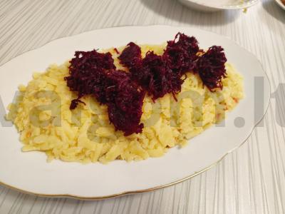 Klasikinis „Silkė po kailiu“ salotas Žingsnis 5