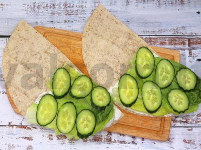 Tortilija su kreminiu sūriu, romanu, agurku ir kumpiu Žingsnis 3