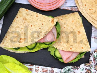 Tortilija su kreminiu sūriu, romanu, agurku ir kumpiu pagrindine nuotrauka