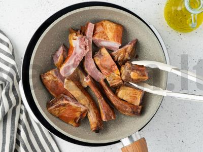 Harcho su rūkytais šonkauliais Žingsnis 1