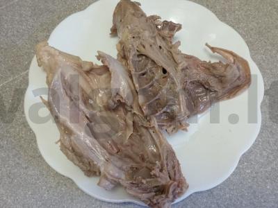 Žaliasis šaltibarščiai su šaldytu rūgštynu ant ančių sultinio Žingsnis 1