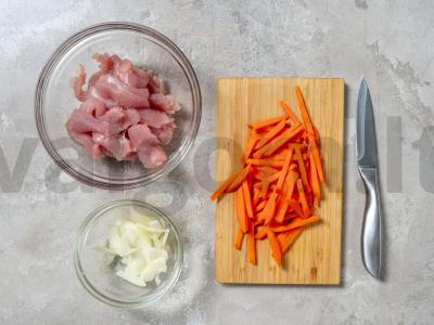 Kukurūzų plovas su kalakutiena lėtoje viryklėje Žingsnis 1