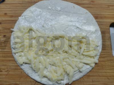 Ritinis su silpnai sūdyta lašiša, suluguni ir agurku Žingsnis 2