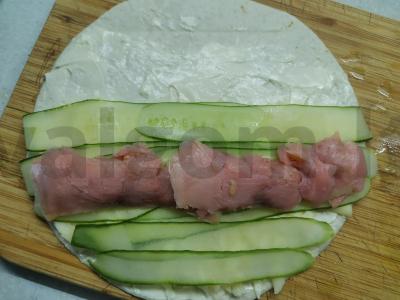 Ritinis su silpnai sūdyta lašiša, suluguni ir agurku Žingsnis 4