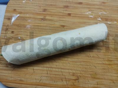 Ritinis su silpnai sūdyta lašiša, suluguni ir agurku Žingsnis 5