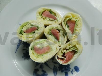 Ritinis su silpnai sūdyta lašiša, suluguni ir agurku pagrindine nuotrauka